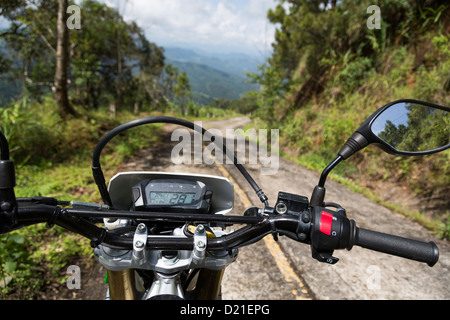 POV di guidare una moto nel nord della Tailandia, Chiang Mai provincia Foto Stock