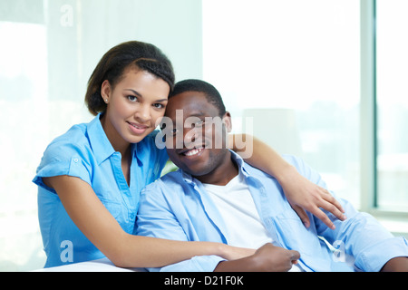 Ritratto di una gara afro-americano di giovane coccole a casa Foto Stock