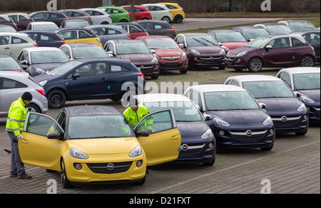 Opel i dipendenti si spostano il nuovo modello Opel Adam presso la fabbrica di Eisenach, Germania, 10 gennaio 2013. La produzione della nuova city car ufficialmente inaugurato oggi. Foto: MICHAEL REICHEL Foto Stock