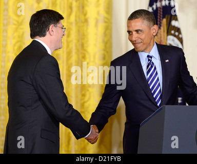 Il Presidente degli Stati Uniti Barack Obama, destro, scuote le mani con il capo del personale della Casa Bianca, Jacob 'Jack' Lew, sinistra, da lui chiamato come segretario del Tesoro a sostituire Timothy Geithner (non mostrato) nella Sala Est della Casa Bianca a Washington D.C. il giovedì, 10 gennaio 2013..Credit: Ron Sachs / CNP Foto Stock