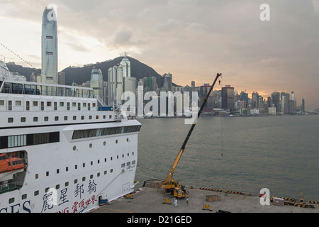 Cruiseship presso il molo Tsimshatsui nella parte anteriore della skyline di Hong Kong Island, Hong Kong, Cina, Asia Foto Stock