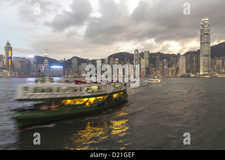 Skyline di Hong Kong ed il Traghetto Star in serata, Isola di Hong Kong, Hong Kong, Cina, Asia Foto Stock