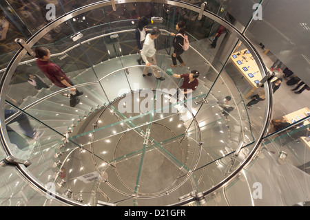 Angolo di alta vista della scala di vetro all'interno dell'Apple store di Hong Kong, Cina, Asia Foto Stock