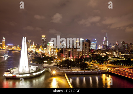 Vista sopra il Bund e il fiume Huangpu di Notte, Shanghai, Cina e Asia Foto Stock