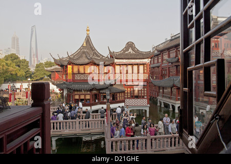 Persone su un ponte di fronte al tè Huxinting house presso il Giardino Yu Yuan, Shanghai, Cina e Asia Foto Stock