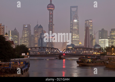 Vista del fiume Huangpu con ponte Waibaidu e Pudong skyline notturno, Shanghai, Cina e Asia Foto Stock