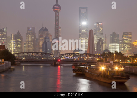 Vista del fiume Huangpu con ponte Waibaidu e Pudong skyline notturno, Shanghai, Cina e Asia Foto Stock