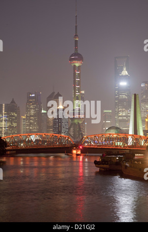 Vista del fiume Huangpu con ponte Waibaidu e Pudong skyline notturno, Shanghai, Cina e Asia Foto Stock