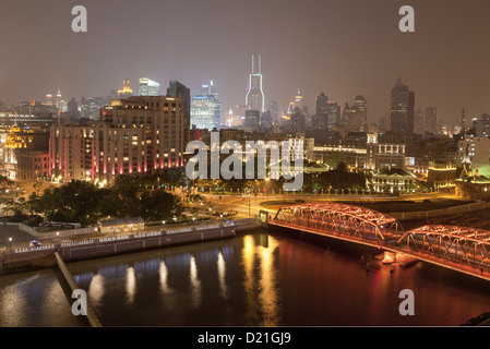 Vista del ponte Waibaidu e case illuminate di notte, Bund, Shanghai, Cina e Asia Foto Stock