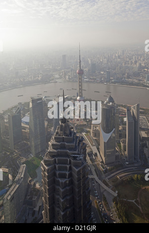 Vista dal ponte di osservazione del World Financial Center di Shanghai sulla città e sul fiume Huangpu, Pudong, Shanghai, Cina e Asia Foto Stock