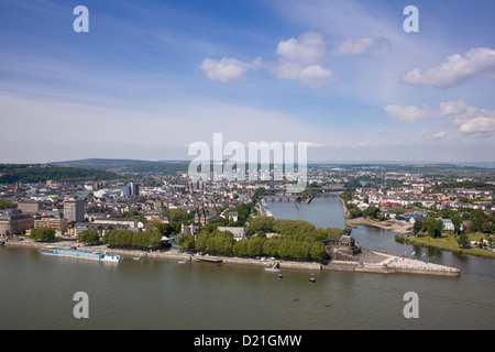 Vista dalla fortezza Ehrenbreitstein al Deutsches Eck alla confluenza del fiume Reno e Mosella con la gigantesca statua equestre di Foto Stock