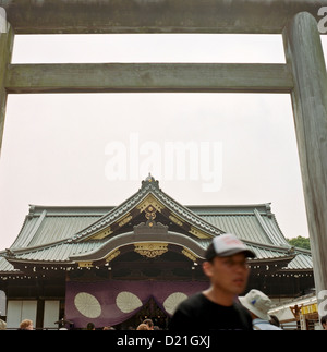 Una vista della sala principale del culto al Santuario Yasukuni a Tokyo in Giappone Foto Stock