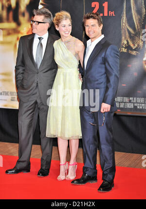 Christopher McQuarrie, Rosamund Pike, Tom Cruise, Jan 09, 2013 : (L-R)Direttore Christopher McQuarrie, attrice Rosamund Pike e l'attore Tom Cruise frequentare il Giappone Premiere per il film 'Jack' Pinza a Tokyo in Giappone, il 9 gennaio 2013. (Foto di AFLO) Foto Stock