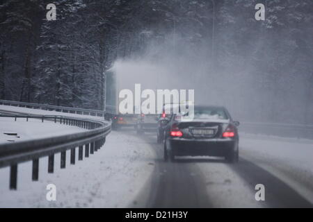 Gdynia, Polonia 11th, Gennaio 2012 Dopo pochi giorni di tempo caldo, l'inverno arriva di nuovo in Polonia. La nevicata ha paralizzato il traffico sulla circonvallazione di Tri-City e Gdynia strade della città. Foto Stock