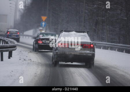 Gdynia, Polonia 11th, Gennaio 2012 Dopo pochi giorni di tempo caldo, l'inverno arriva di nuovo in Polonia. La nevicata ha paralizzato il traffico sulla circonvallazione di Tri-City e Gdynia strade della città. Foto Stock