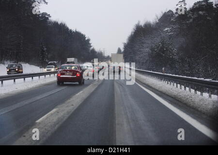 Gdynia, Polonia 11th, Gennaio 2012 Dopo pochi giorni di tempo caldo, l'inverno arriva di nuovo in Polonia. La nevicata ha paralizzato il traffico sulla circonvallazione di Tri-City e Gdynia strade della città. Foto Stock