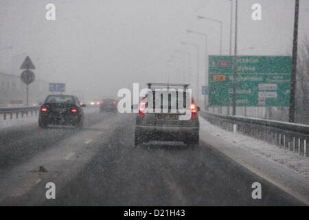 Gdynia, Polonia 11th, Gennaio 2012 Dopo pochi giorni di tempo caldo, l'inverno arriva di nuovo in Polonia. La nevicata ha paralizzato il traffico sulla circonvallazione di Tri-City e Gdynia strade della città. Foto Stock