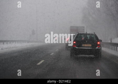 Gdynia, Polonia 11th, Gennaio 2012 Dopo pochi giorni di tempo caldo, l'inverno arriva di nuovo in Polonia. La nevicata ha paralizzato il traffico sulla circonvallazione di Tri-City e Gdynia strade della città. Foto Stock