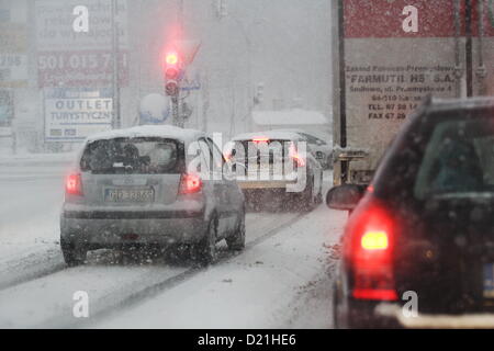Gdynia, Polonia 11th, Gennaio 2012 Dopo pochi giorni di tempo caldo, l'inverno arriva di nuovo in Polonia. La nevicata ha paralizzato il traffico sulla circonvallazione di Tri-City e Gdynia strade della città. Foto Stock