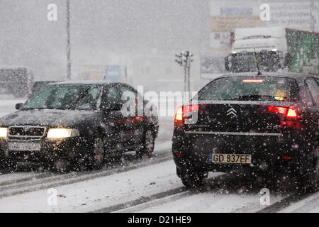 Gdynia, Polonia 11th, Gennaio 2012 Dopo pochi giorni di tempo caldo, l'inverno arriva di nuovo in Polonia. La nevicata ha paralizzato il traffico sulla circonvallazione di Tri-City e Gdynia strade della città. Foto Stock
