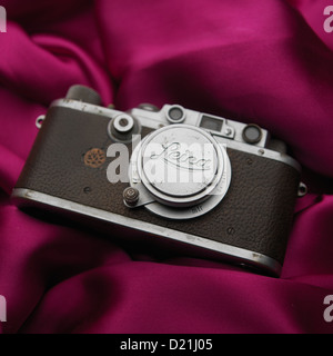 Leica 111una telecamera 1936 su seta viola sullo sfondo del tessuto Foto Stock