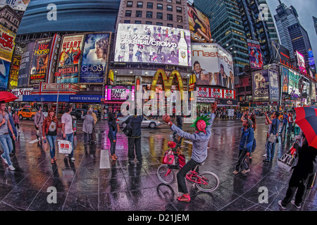 Le persone al Times Square di sera, 42th, Broadway, Manhattan, New York, New York, Stati Uniti d'America Foto Stock