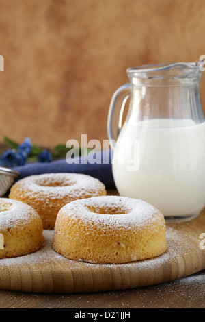 Ciambelle fresche spolverati con zucchero a velo Foto Stock