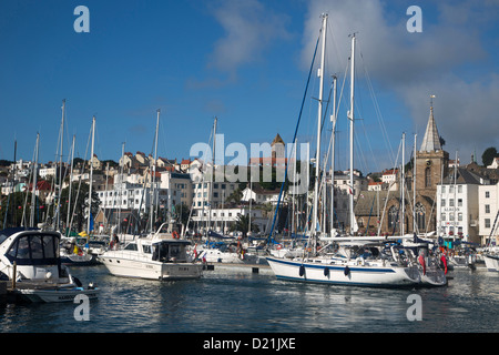 Barche a vela in Victoria Marina, a St Peter Port Guernsey, Isole del Canale, Inghilterra, British Crown dipendenze Foto Stock