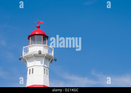 Un rosso e bianco faro nel porto di Malmo, Svezia Foto Stock