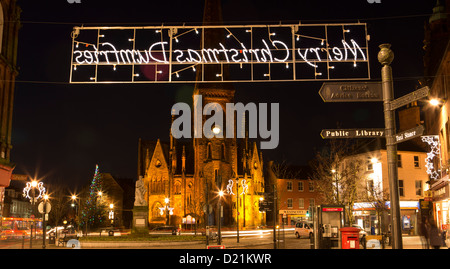 Le luci di Natale al tramonto guardando lungo High Street a bruciature statua e Greyfriars chiesa nel centro della città di Dumfries Scozia Scotland Foto Stock