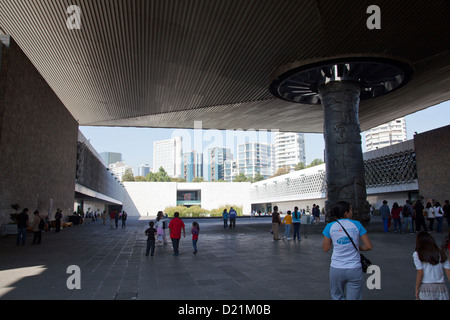 Museo Nacional de Antrolopogia in Città del Messico DF - interno corte centrale Foto Stock