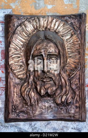 Una placca di Gesù Cristo si trova presso la cattedrale di Riga in Lettonia. Foto Stock