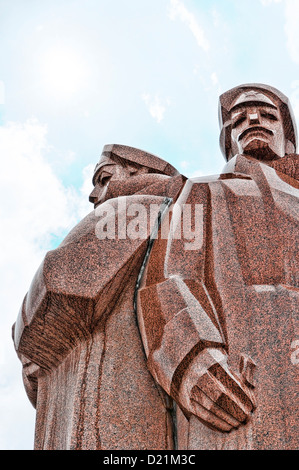 Il rosso fucilieri di Riga monumento che commemora Lenin lettone privato di guardie del corpo. Foto Stock