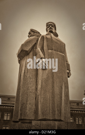 Il rosso fucilieri di Riga monumento che commemora Lenin lettone privato di guardie del corpo. Foto Stock