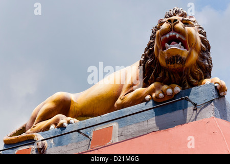 Stampaggio di gesso di un leone proteggendo il tempio di Sri Mariamman su pagoda street singapore Foto Stock