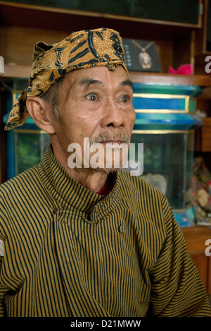 Un uomo anziano è vestito in costumi tradizionali nel villaggio di Tumpang, Java, Indonesia Foto Stock