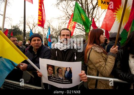 Londra, Regno Unito. 11 gennaio 2013. I membri di Londra la comunità curda tenere una protesta al di fuori dell'Ambasciata turca a Londra oltre l'assassinio di tre attivista turco questa settimana a Parigi. Le autorità francesi hanno descritto gli omicidi come un 'assassinio'. George Henton / Alamy Live News. Foto Stock