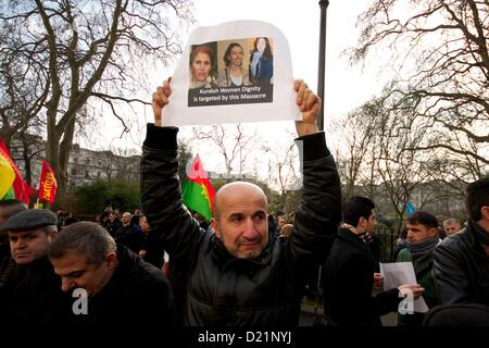 Londra, Regno Unito. 11 gennaio 2013. I membri di Londra la comunità curda tenere una protesta al di fuori dell'Ambasciata turca a Londra oltre l'assassinio di tre attivista turco questa settimana a Parigi. Le autorità francesi hanno descritto gli omicidi come un 'assassinio'. George Henton / Alamy Live News. Foto Stock