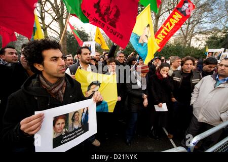 Londra, Regno Unito. 11 gennaio 2013. I membri di Londra la comunità curda tenere una protesta al di fuori dell'Ambasciata turca a Londra oltre l'assassinio di tre attivista turco questa settimana a Parigi. Le autorità francesi hanno descritto gli omicidi come un 'assassinio'. George Henton / Alamy Live News. Foto Stock