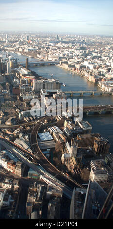 Londra, Regno Unito. La vista dalla Shard, verso Bankside incluso il fiume Thames, London Bridge Pier, Southwark Bridge, Millenium Bridge, Blackfriars Bridge Southwark Cathedral, la Tate Modern e il Mercato di Borough, mercoledì 9 gennaio 2013, London, England, Regno Unito Foto Stock