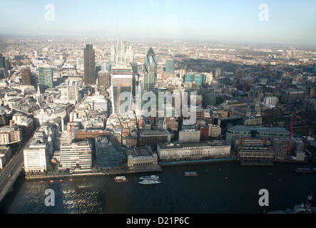 La vista dalla Shard, verso la città di Londra che includono il fiume Tamigi, 30 St Mary Axe (il Gherkin), torre 42, l'edificio Willis,la banca di Inghilterra e riverside lungo inferiore e la strada di Upper Thames Street, mercoledì 9 gennaio 2013, London, England, Regno Unito Foto Stock