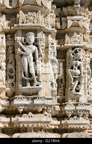 Sun antico tempio di Ranakpur. Tempio Jain Carving. Ranakpur, Rajasthan, Pali District, Udaipur, India. Asia. Foto Stock