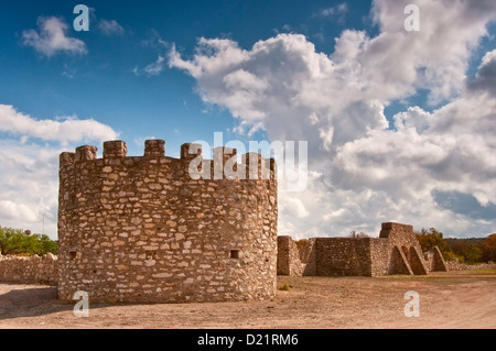 Presidio de San Saba, ricostruita nel 2010 Forte Spagnolo a Edwards altopiano vicino Menard, Texas, Stati Uniti d'America Foto Stock