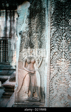 Dettaglio di un intricate sculture Apsara o ballerino angelico a Angkor Wat vicino a Siem Reap in Cambogia, in Indocina. Foto Stock
