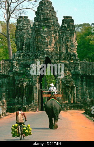 Il trasporto locale inserendo la porta sud di Angkor Thom vicino a Siem Riep in Cambogia, in Indocina. Foto Stock