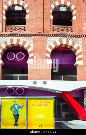 Spagna, Barcellona, arene, antica plaza de toros (corrida) convertito in centro commerciale dall'architetto Richard Roger Foto Stock