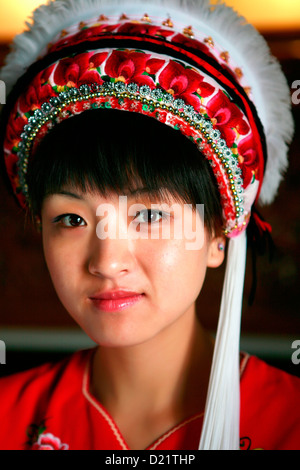 Ritratto di un tradizionale Bai donna che indossa il costume tradizionale di Dali, Yunnan, Sud Ovest della Cina. Foto Stock