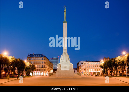 Il monumento alla libertà nel centro di Riga, Lettonia, di notte. Foto Stock