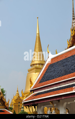 Phra Sri Rattana Chedi, Wat Phra Kaew, Bangkok, Thailandia, Asia Foto Stock