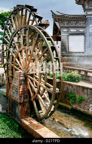 Vista la tradizionale ruota di acqua nella città vecchia di Lijiang, Yunnan, Sud Ovest della Cina. Foto Stock